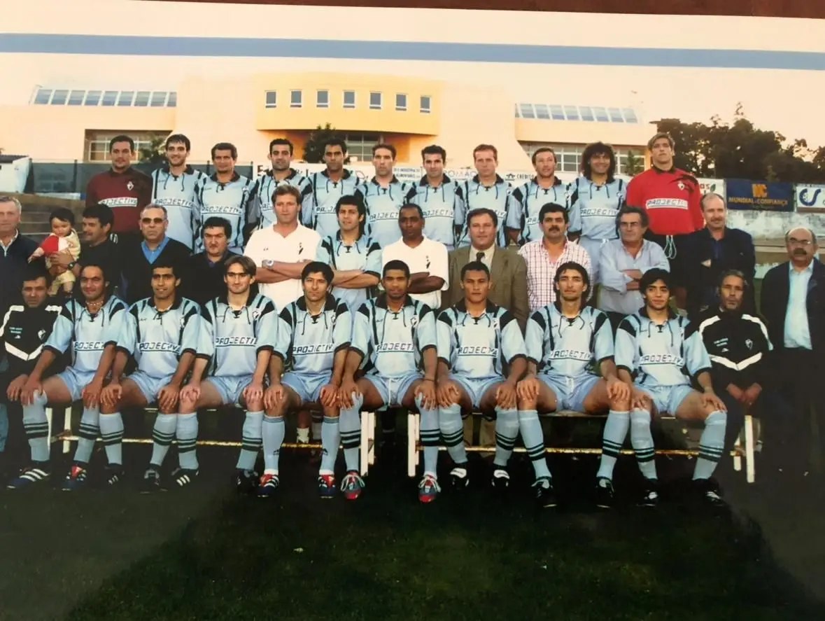 A equipa do Riachense que Nuno Presume (de polo branco à esquerda, na fila do meio) treinou