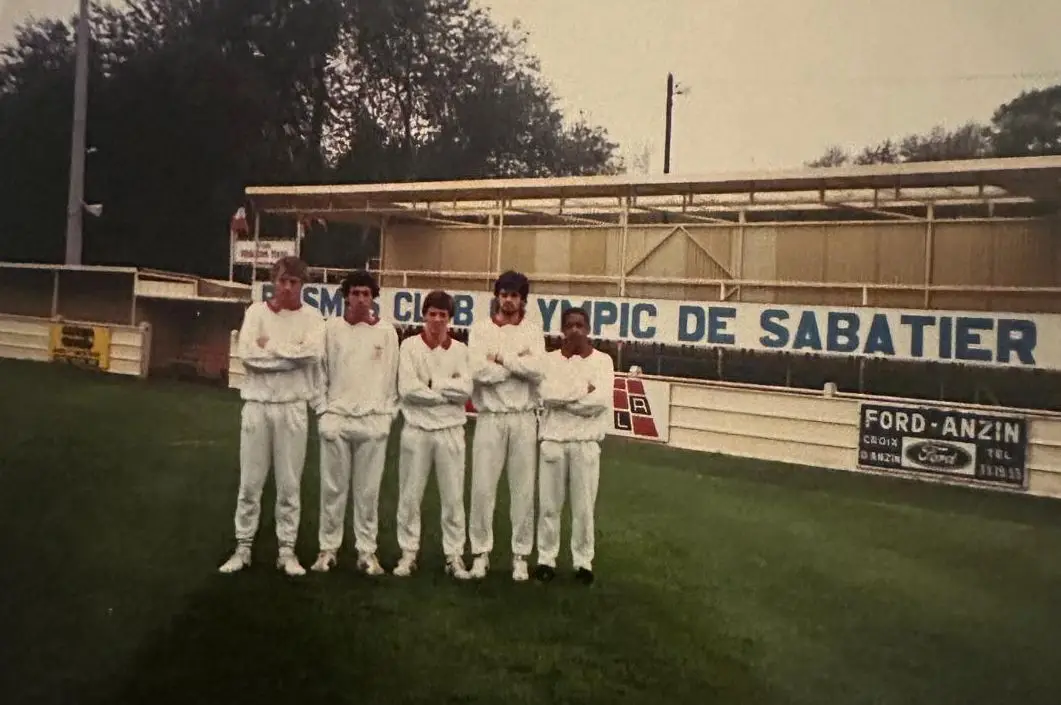 Nuno Presume (à esquerda) com alguns colegas dos juniores do União de Santarém, em 1986/87