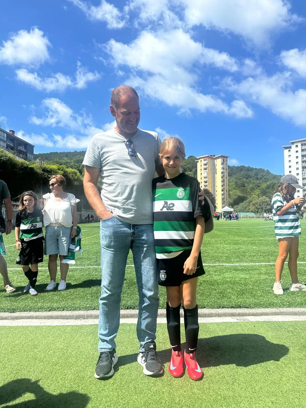 O técnico com a filha mais nova, Calota, que joga futebol no Sporting