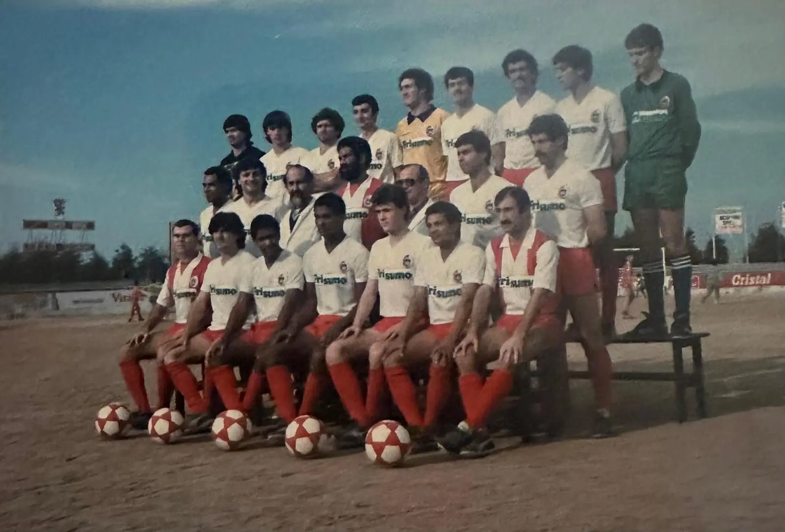 Nuno (atrás à direita) com a equipa de seniores do União de Santarém em 1987/88