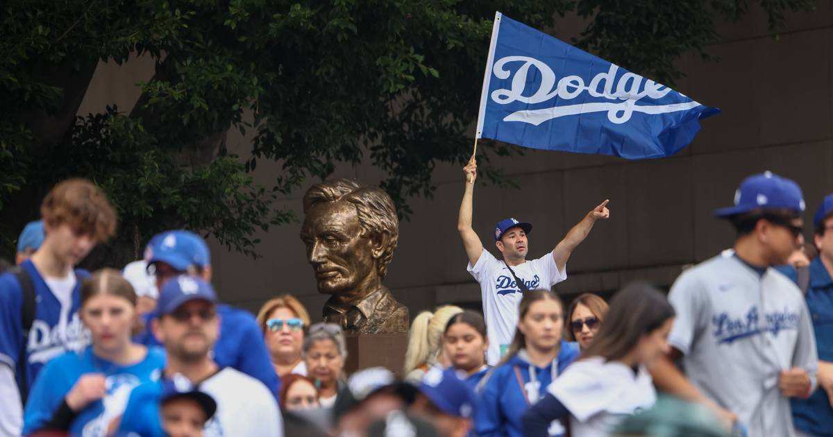 Cerca de 100 agentes do ICE foram vistos perto do estádio dos LA Dodgers após as celebrações da conquista do título de beisebol