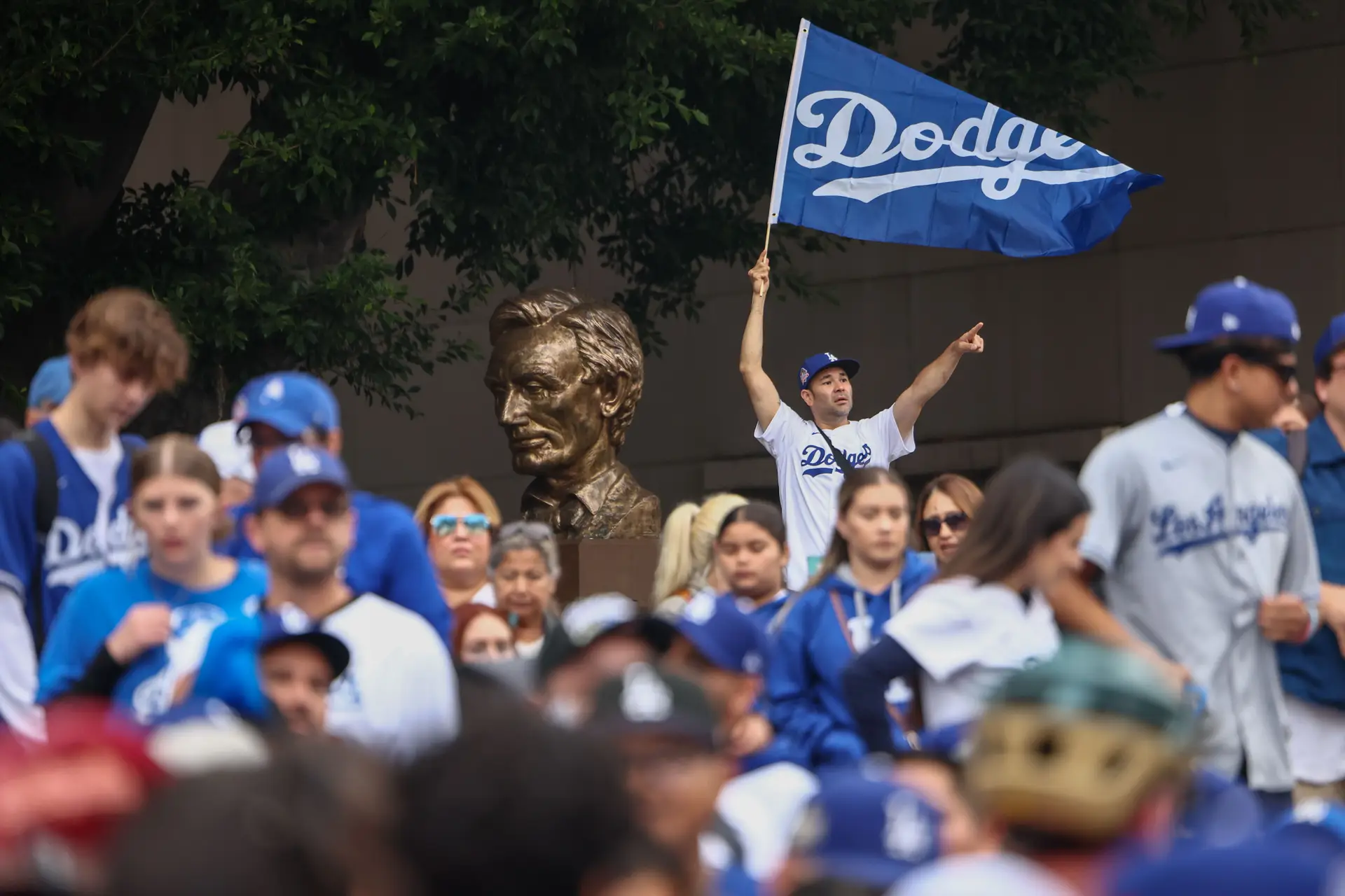 Cerca de 100 agentes do ICE foram vistos perto do estádio dos LA Dodgers após as celebrações da conquista do título de beisebol