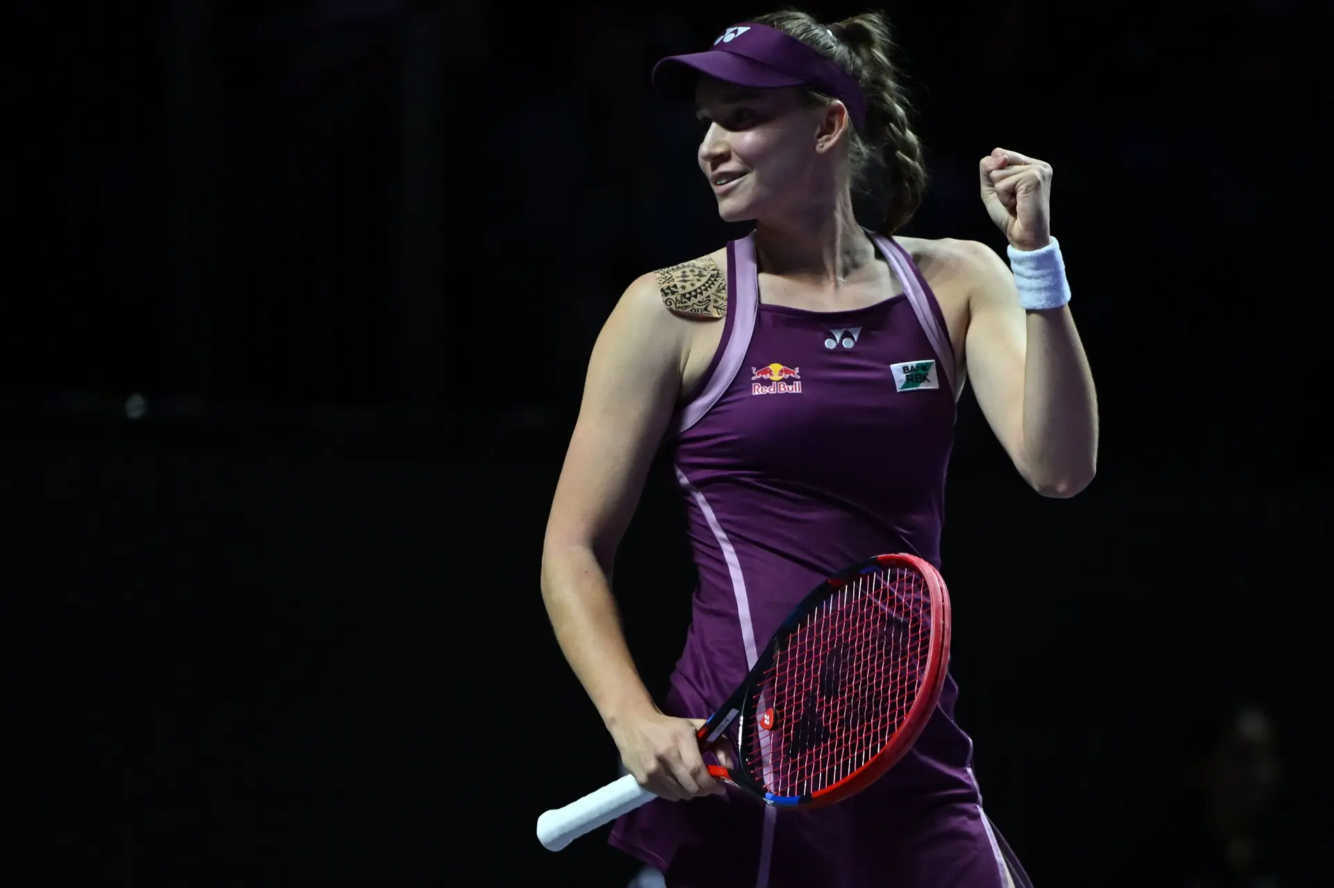 Elena Rybakina conquista pela primeira vez as WTA Finals ao bater Sabalenka