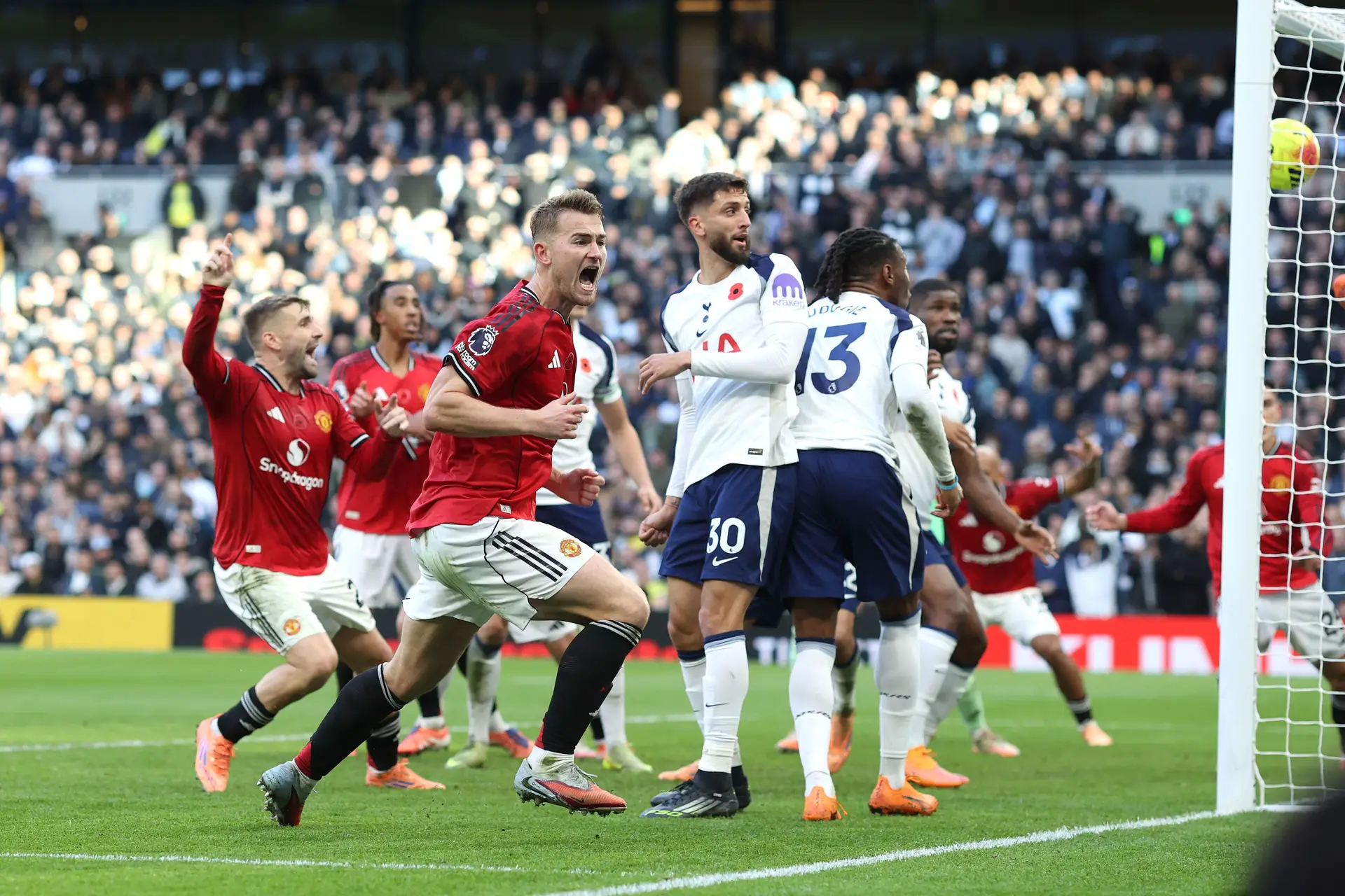 Manchester United permite reviravolta ao Tottenham, mas resgata ponto no final