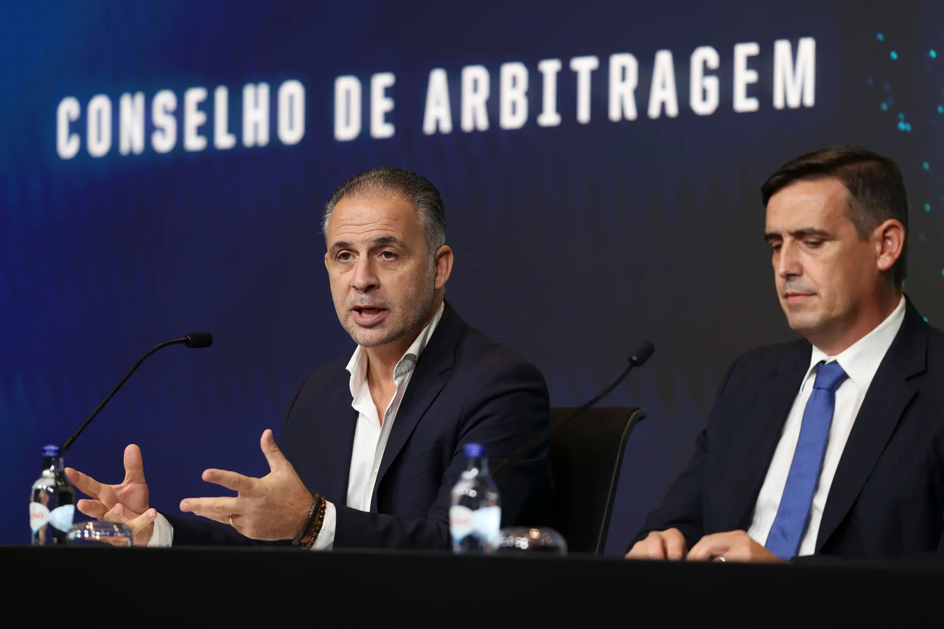 No mundo onde “não há Maradonas” que está “mais corrosivo”, a arbitragem explicou por que erra e falou dos só 3% de decisões erradas no VAR