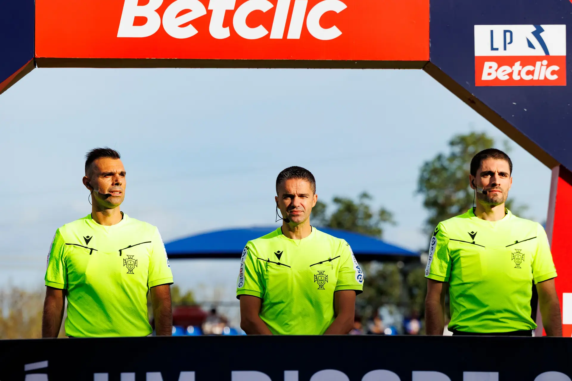 Hélder Malheiro e os assistentes antes do Alverca-Rio Ave desta época, na I Liga.