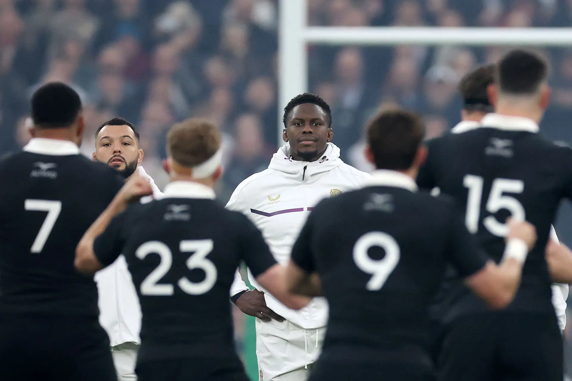 Se és a Inglaterra e não ganhas aos All Blacks há 13 anos, quem vais chamar? O teu ‘Pom Squad’