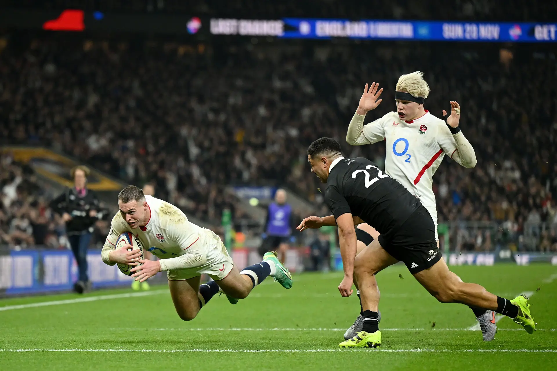 Se és a Inglaterra e não ganhas aos All Blacks há 13 anos, quem vais chamar? O teu ‘Pom Squad’