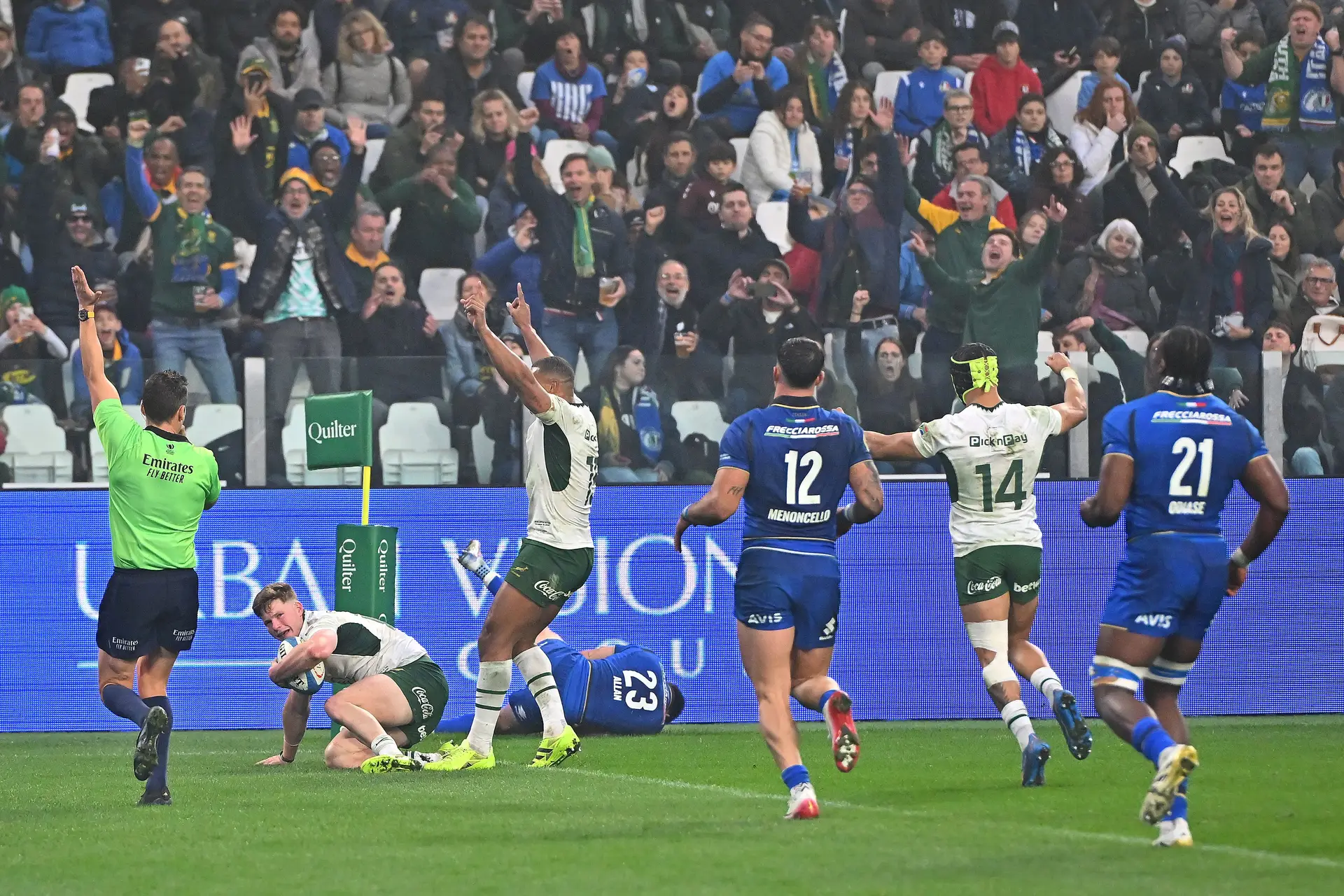 A Itália esteve 70 minutos com mais um jogador em campo contra os bicampeões mundiais de râguebi e, mesmo assim, não ganhou