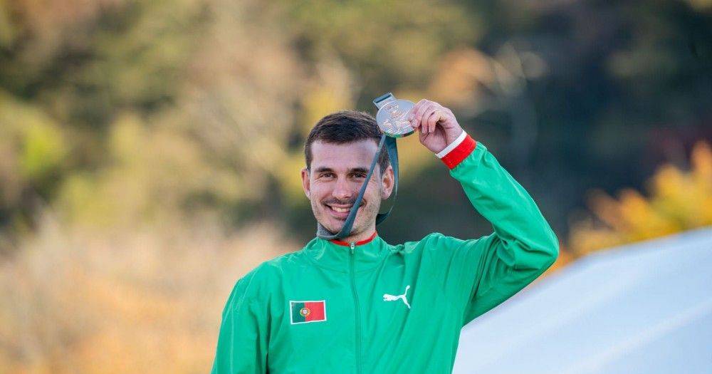 Mesmo depois de uma queda, André Soares conquistou o bronze na corrida por pontos dos Jogos Surdolímpicos