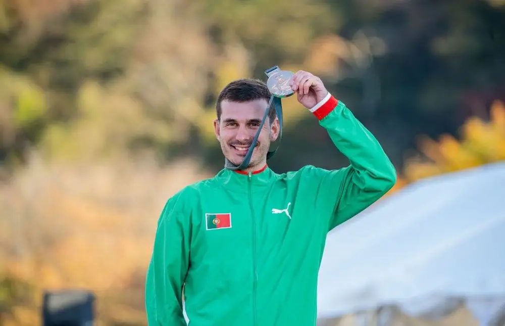 Mesmo depois de uma queda, André Soares conquistou o bronze na corrida por pontos dos Jogos Surdolímpicos