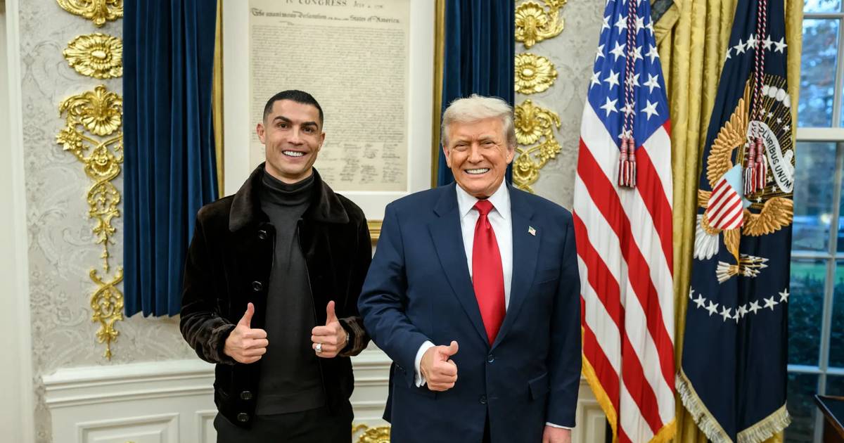 Ronaldo pôs o laço, jantou com Trump na Casa Branca e o presidente dos EUA agradeceu: “O meu filho é um grande fã” Ronaldo pôs o laço, jantou com Trump na Casa Branca e o presidente dos EUA agradeceu: “O meu filho é um grande fã”