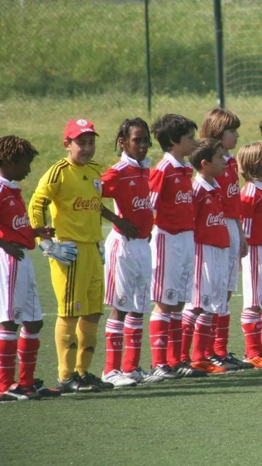 Iuri com 10 anos, de mãos na cintura, acabado de chegar ao Benfica