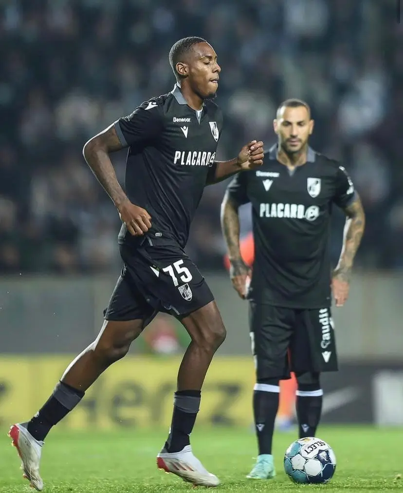 A entrar em campo pelo Vitória