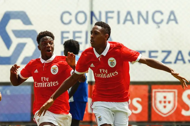 Iuri (à direita) a festejar um golo sob o olhar e a alegria de Sandro Cruz