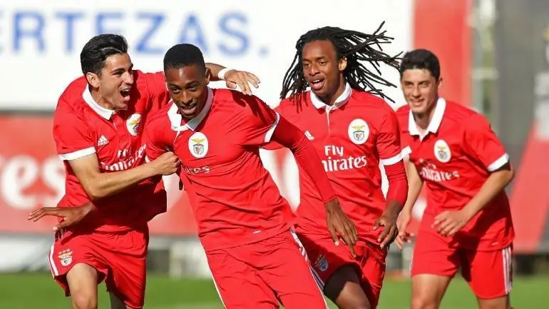 Iuri com 17 anos a festejar um golo com Hugo Nunes, Jair Tavares e Tiago Gouveia