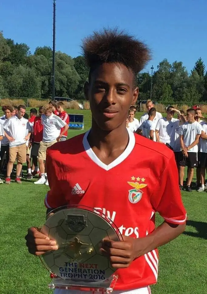Iuri com 16 anos e um troféu ganho pelo Benfica