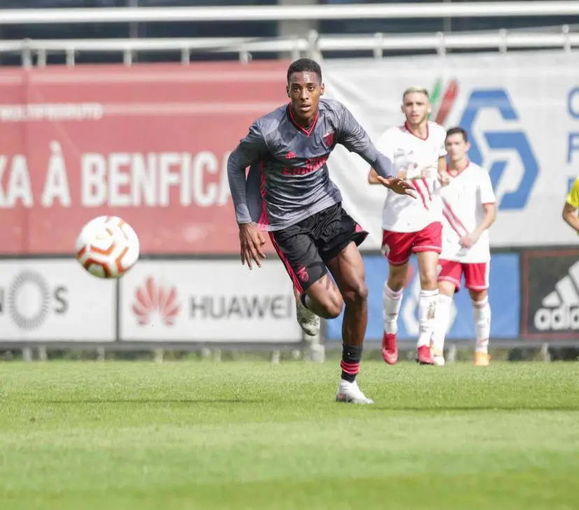 Iuri em mais um momento de jogo pelo Benfica