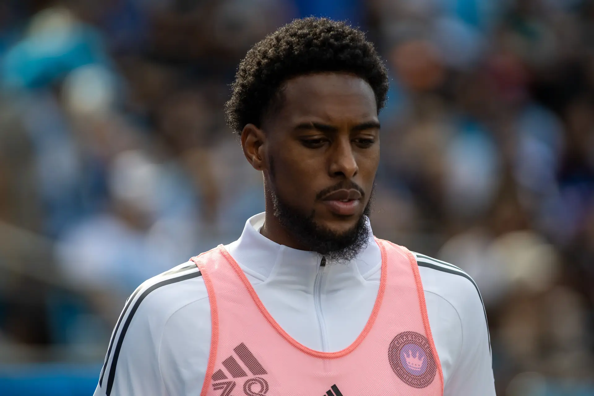 “Vivi anos difíceis. O meu irmão foi preso, a minha mãe estava grávida e desempregada. No Benfica não sabiam, eu guardava tudo para mim”