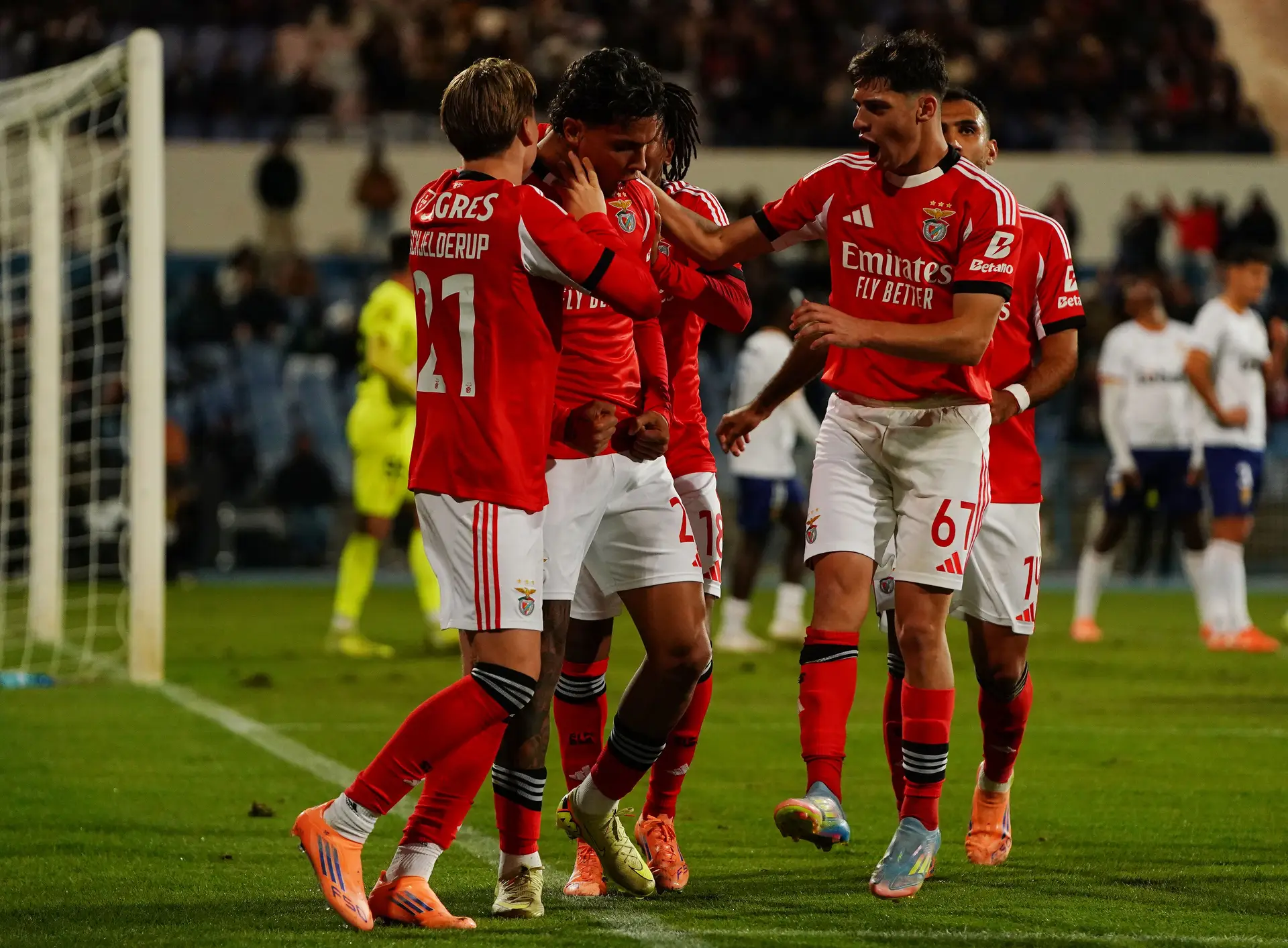 O Benfica sobreviveu ao embaraço que o sufocante Atlético lhe causou