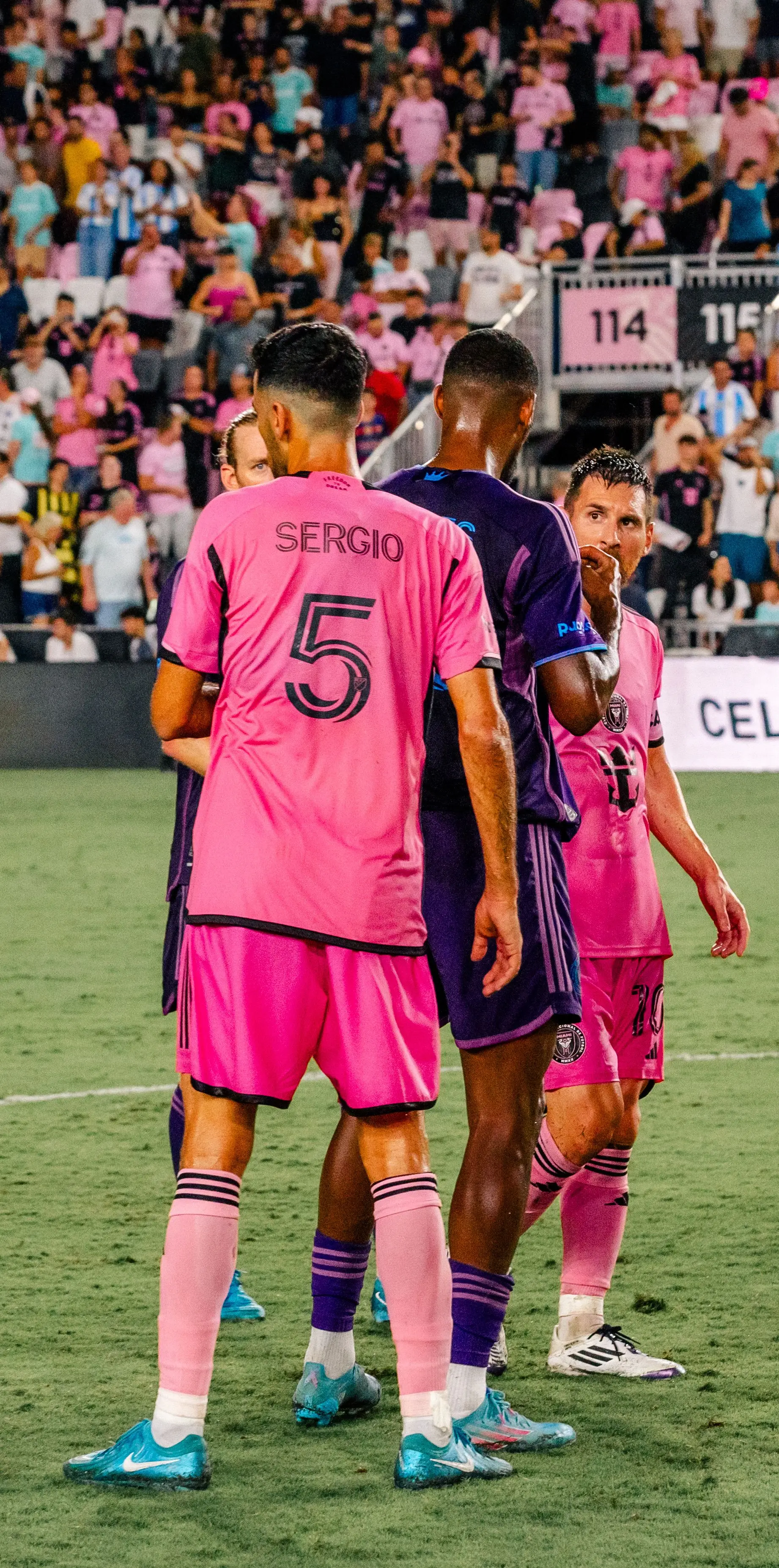 Iuri Tavares fez questão de cumprimentar Messi, no final do jogo