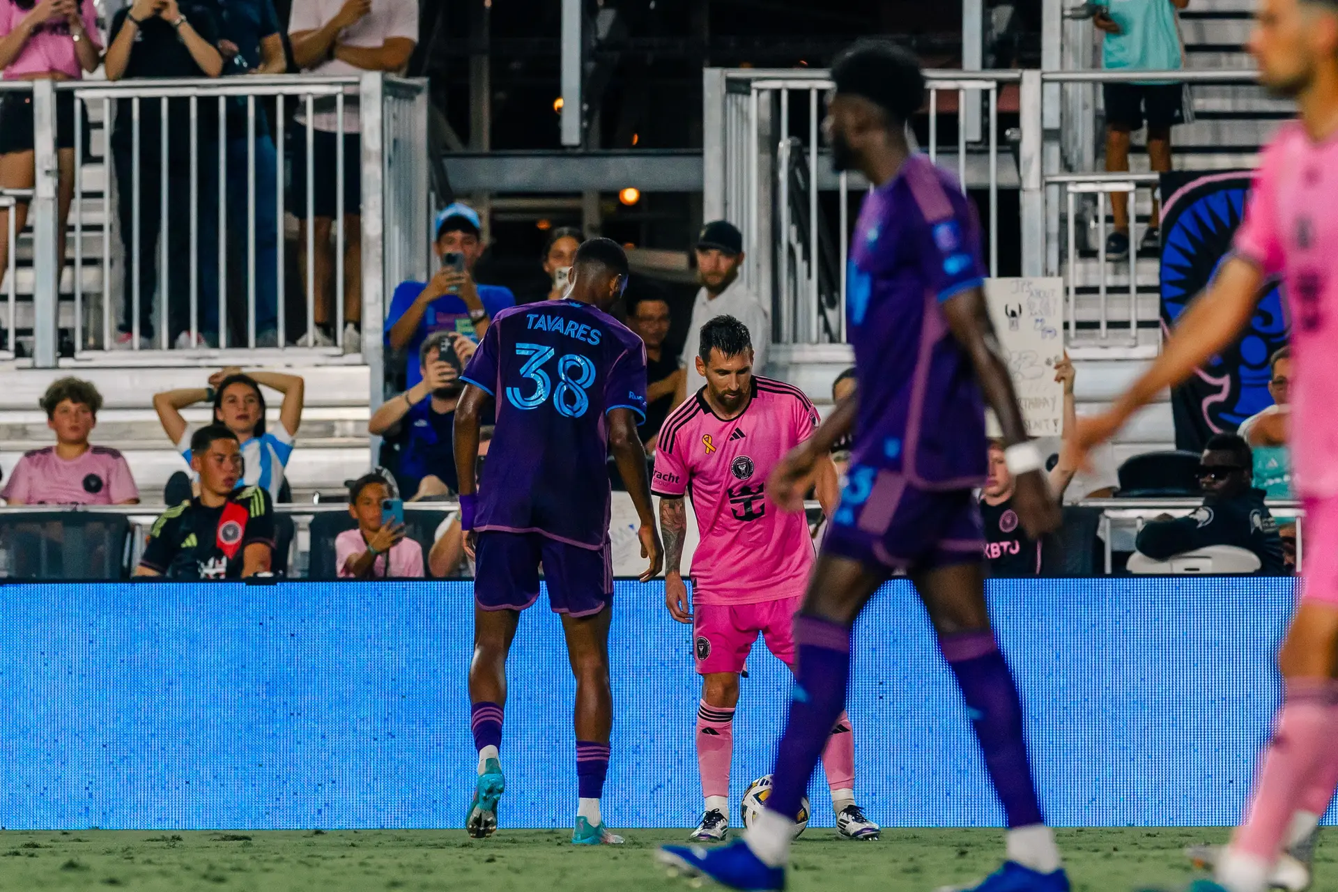 Iuri (de costas) com Messi, durante um jogo da MLS