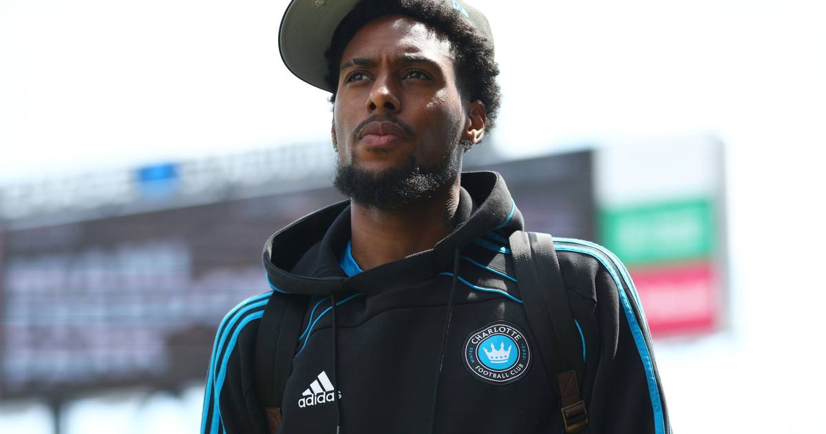 “Tive duelos com o Messi e só consegui roubar-lhe a bola uma vez. É forte, bati na coxa dele e parecia que tinha batido contra uma parede”