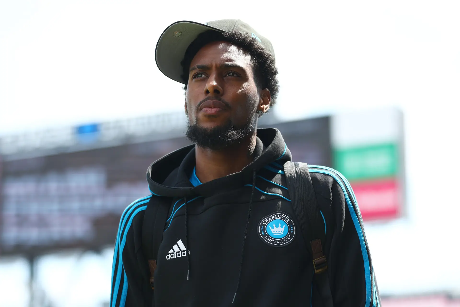 “Tive duelos com o Messi e só consegui roubar-lhe a bola uma vez. É forte, bati na coxa dele e parecia que tinha batido contra uma parede”