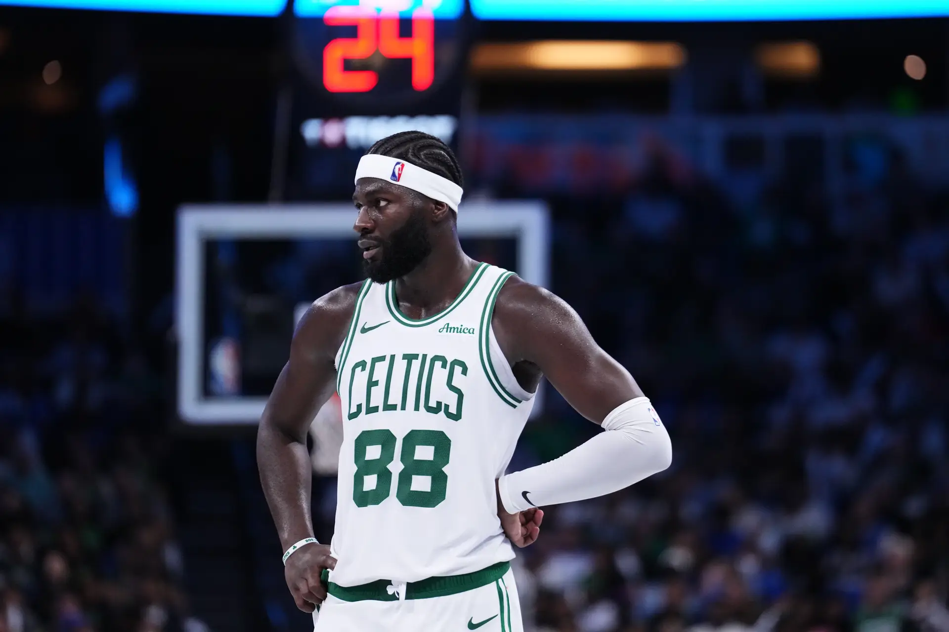 Neemias Queta sai lesionado na vitória dos Boston Celtics frente aos Orlando Magic