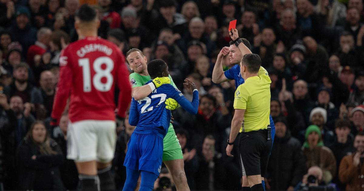 Idrissa Gueye, do Everton, agrediu um colega de equipa e foi expulso. Nem assim o Manchester United evitou nova derrota na Premier League