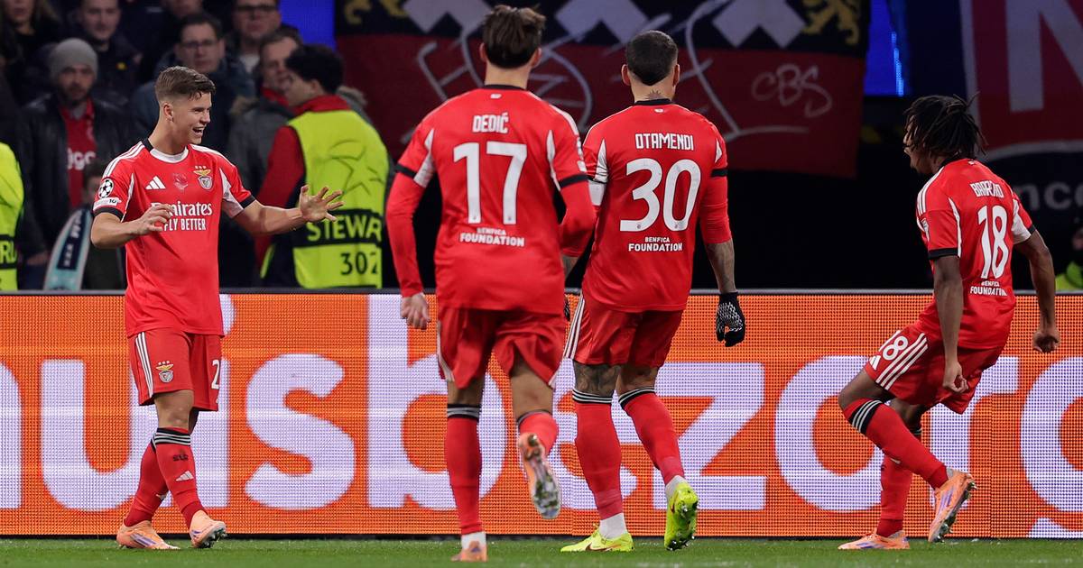 Um golo a abrir, outro a fechar, uma exibição q.b., os tão necessitados pontos. O Benfica foi a Amesterdão buscar o que precisava