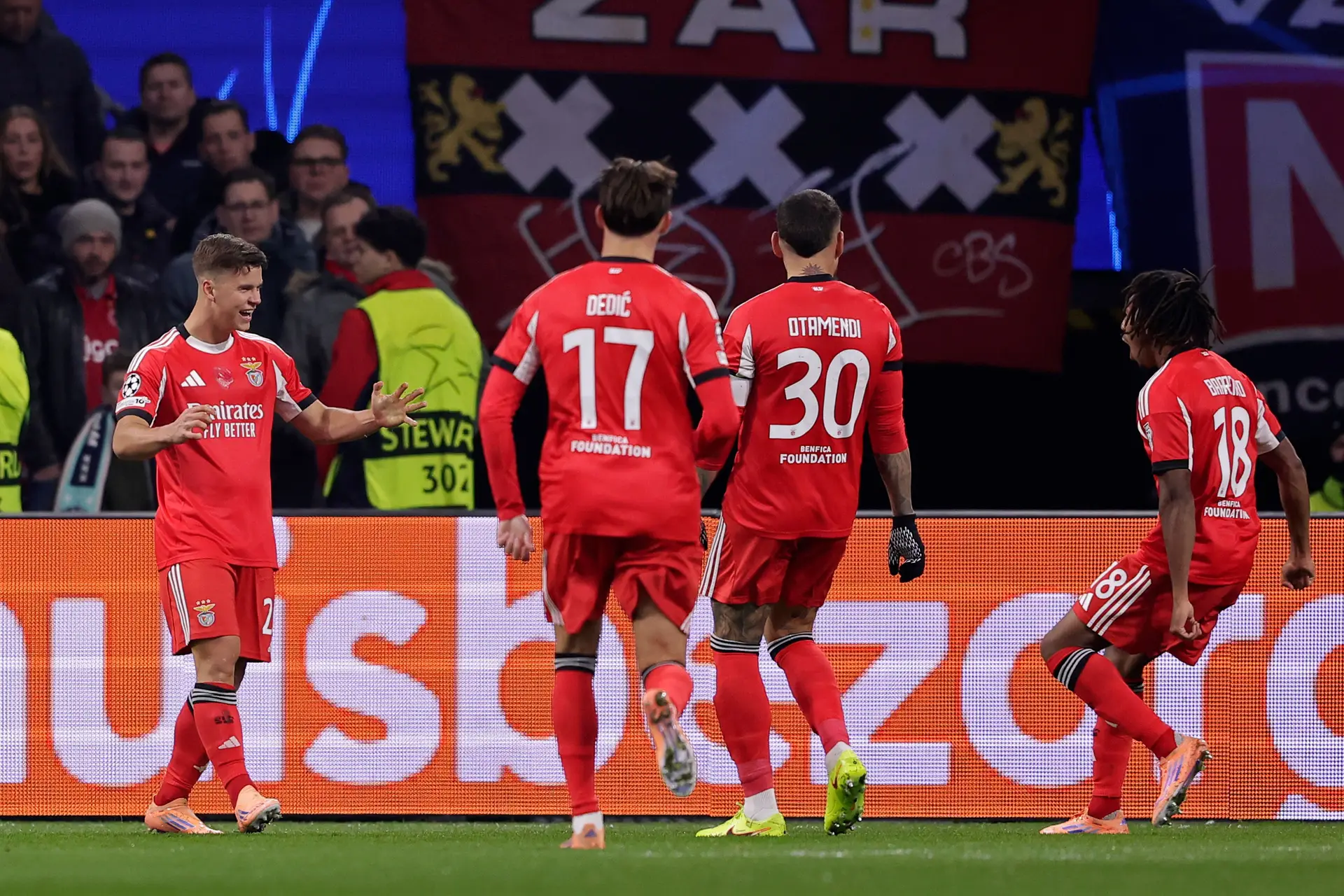 Um golo a abrir, outro a fechar, uma exibição q.b., os tão necessitados pontos. O Benfica foi a Amesterdão buscar o que precisava