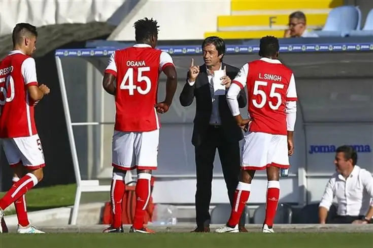 O técnico a dar indicações aos jogadores durante um jogo da equipa B