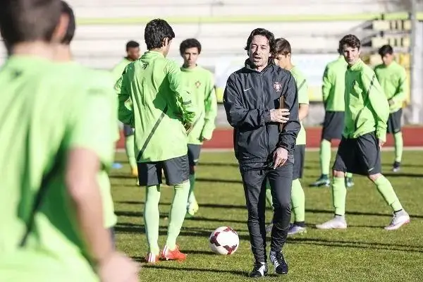 O técnico durante um treino da seleção de Sub15