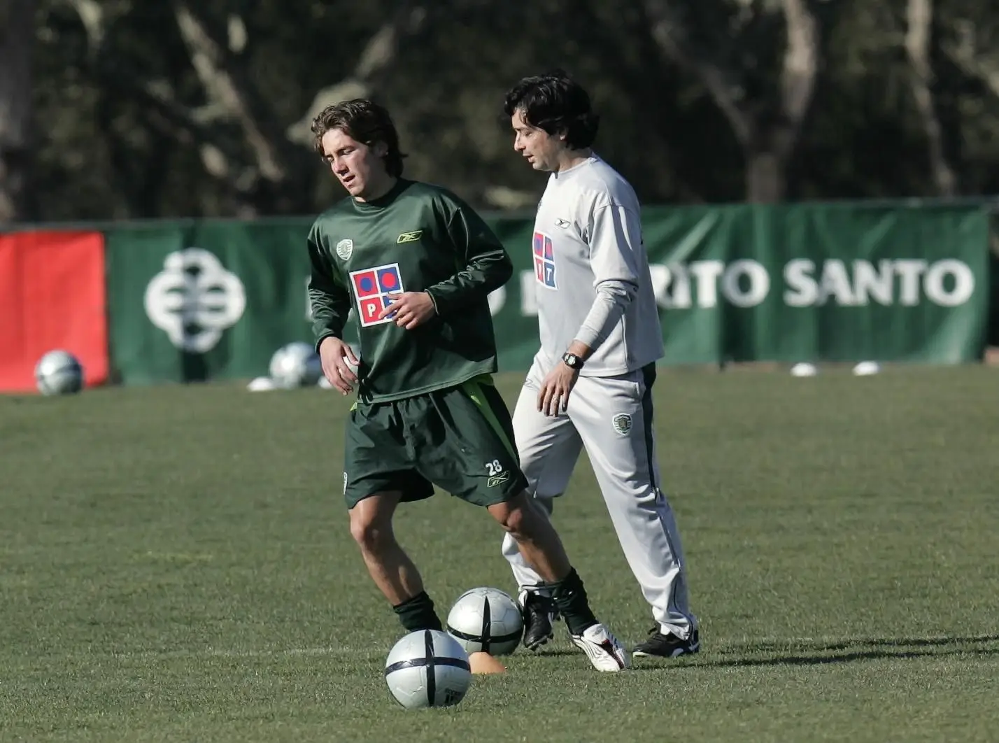João Moutinho (com a bola) é o jogador que João Aroso (atrás) mais destaca na sua passagem pelo Sporting