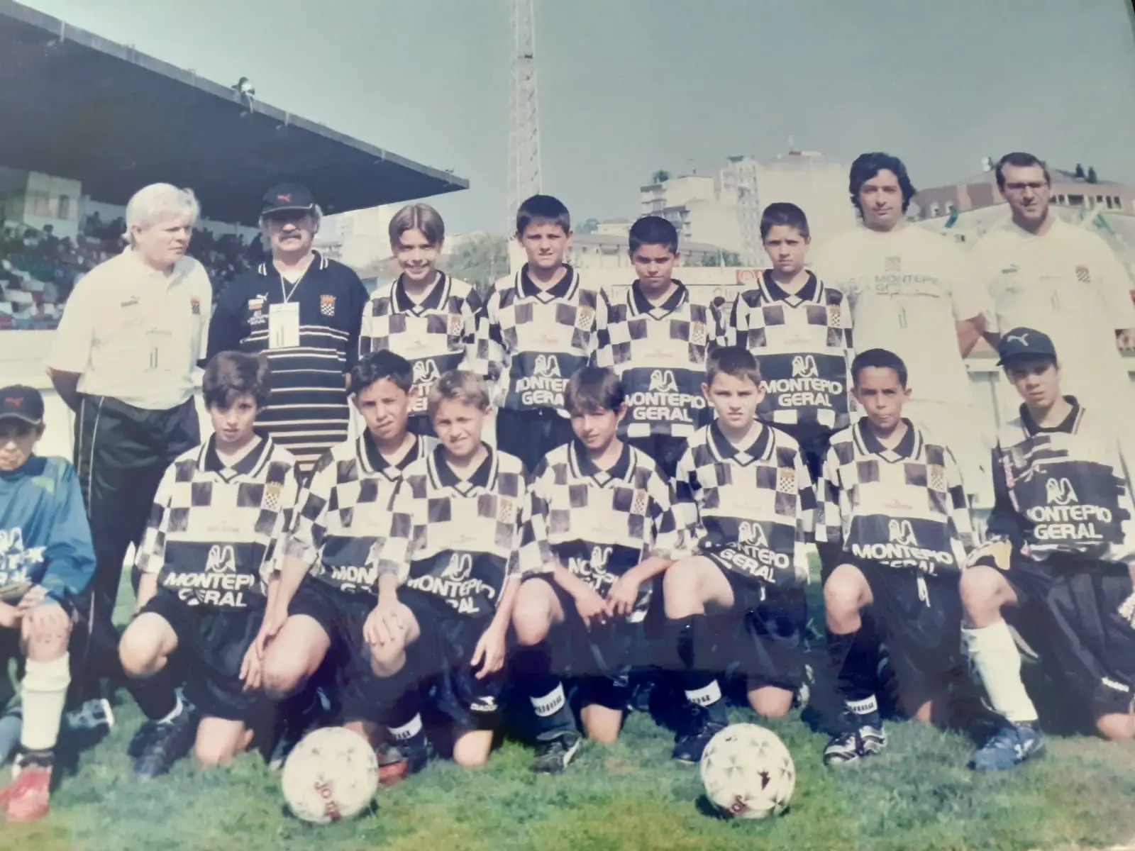 João Aroso (2º atrás à direita) estagiou no Boavista, onde foi treinado da equipa de sub 12, na foto