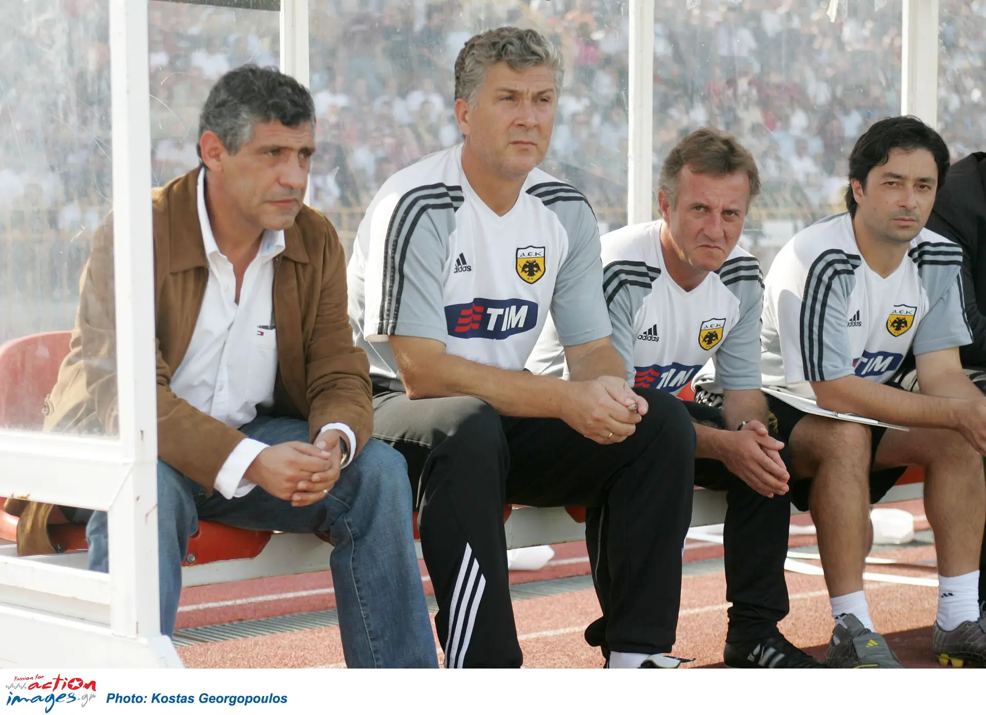 Aroso (à direita) fez parte da equipa técnica de Fernando Santos do AEK de Atenas em 2005 
