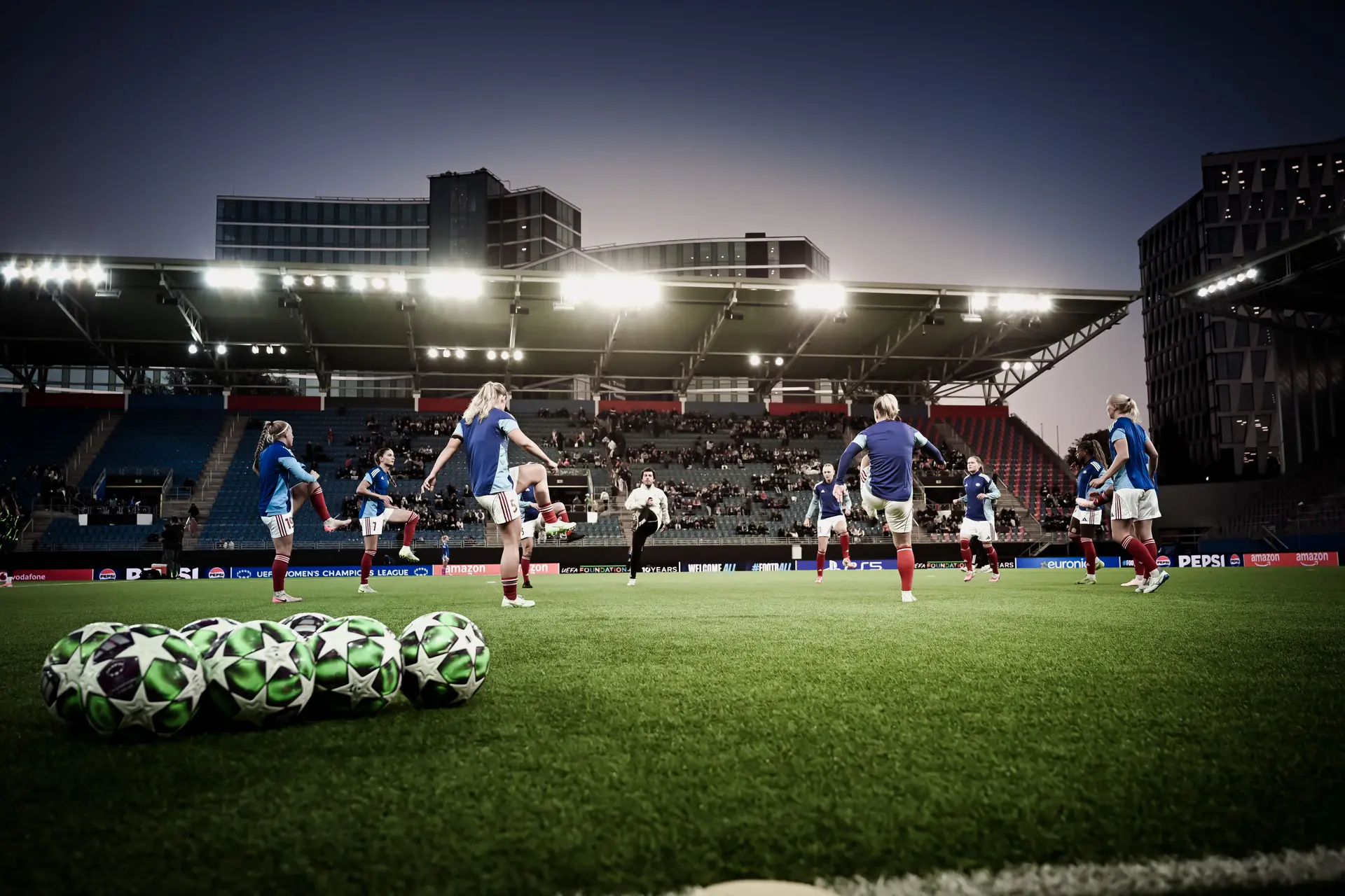Jogadoras do Vålerenga a aquecerem antes de um jogo da Liga dos Campeões feminina.