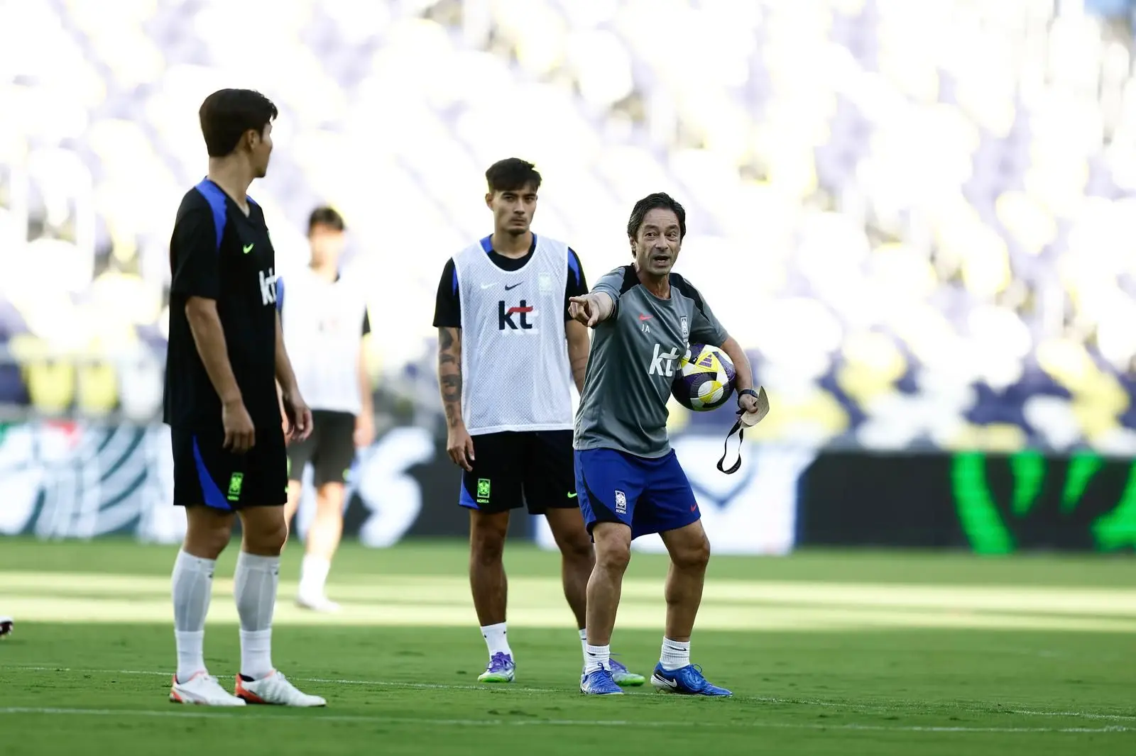 A explicar um exercício aos jogadores da seleção coreana