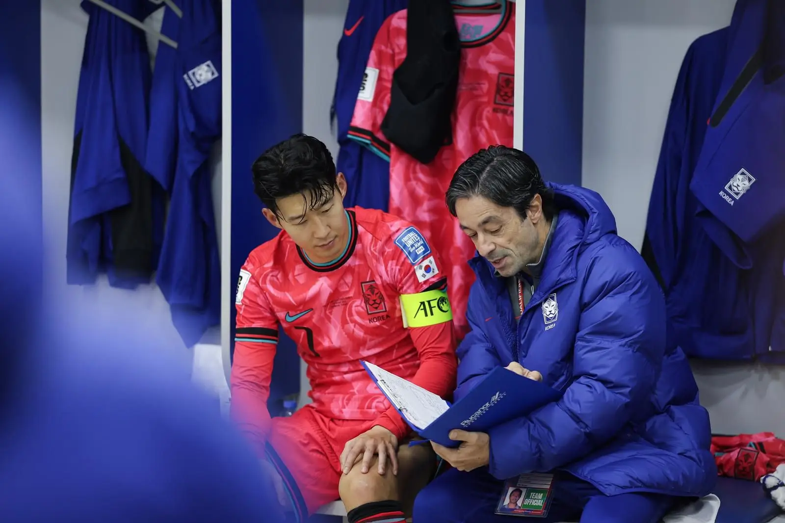 No balneário com o jogador coreano Son 