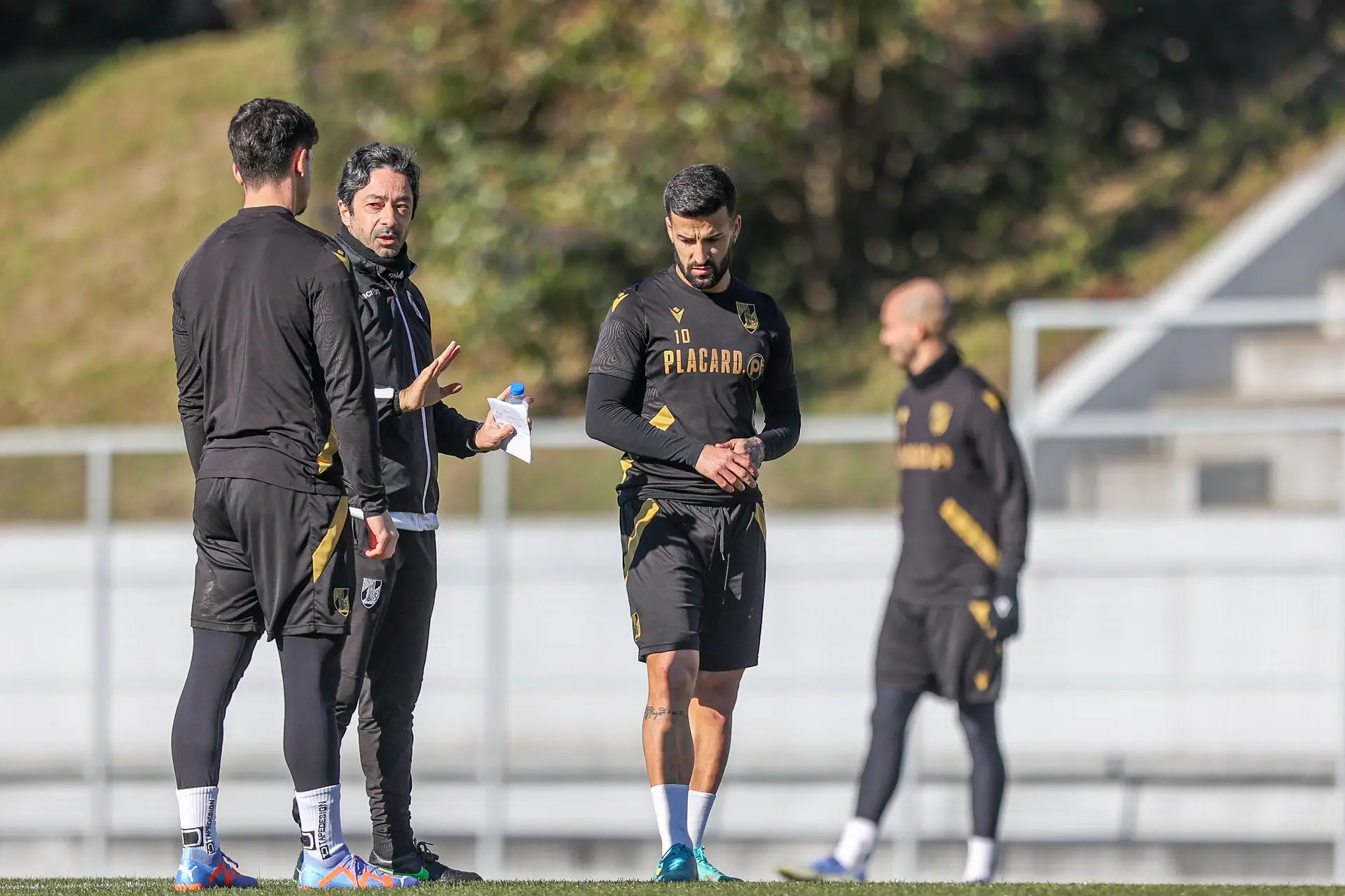 Aroso (2º à esquerda) durante um treino do Vitória