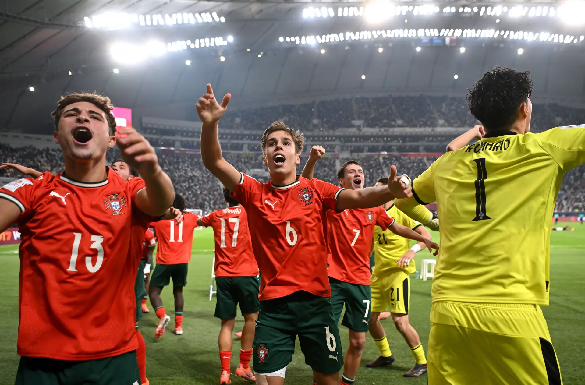 Rafael Quintas, o capitão da seleção sub-17, ao centro, a festejar a conquista do Mundial com os companheiros de seleção.