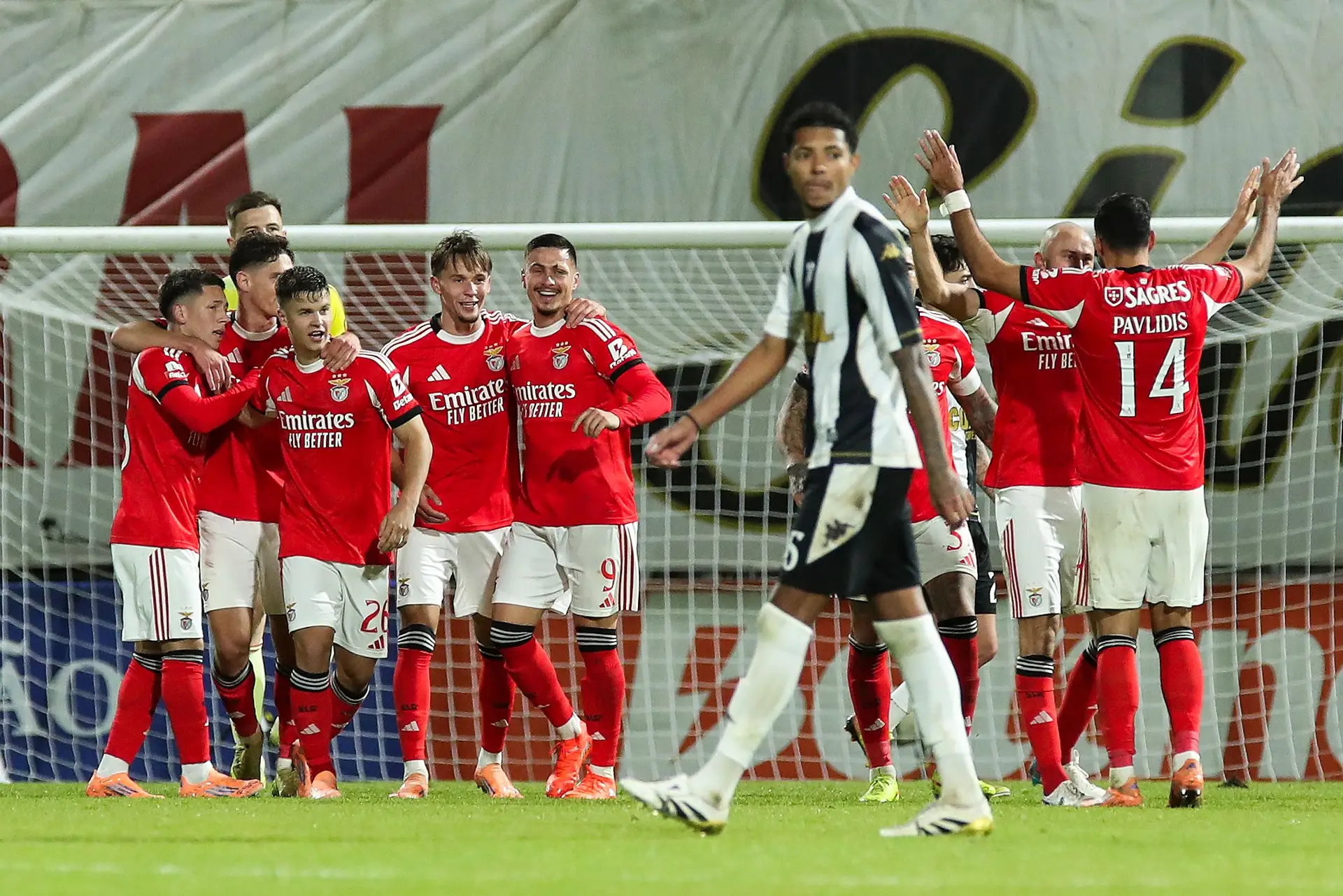 Os mal-amados de Mourinho resgataram o Benfica na Choupana