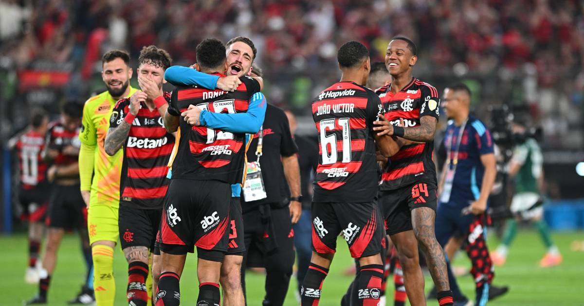 O papa-títulos Danilo foi lá acima tirar a Libertadores a Abel