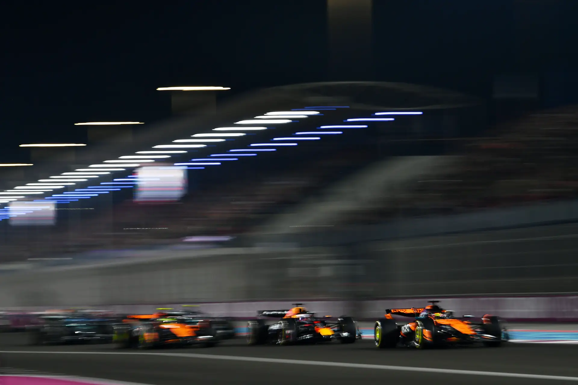 Max Verstappen e Lando Norris a acelerarem no Grande Prémio do Catar, em 2025