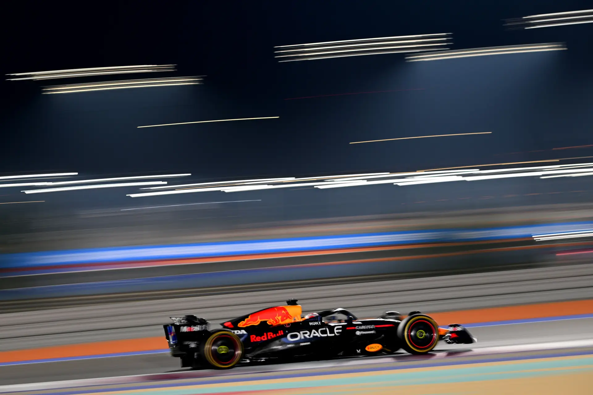 Verstappen ganhou na dança das paragens do GP Catar e o Mundial de Fórmula 1 só será decidido na última corrida