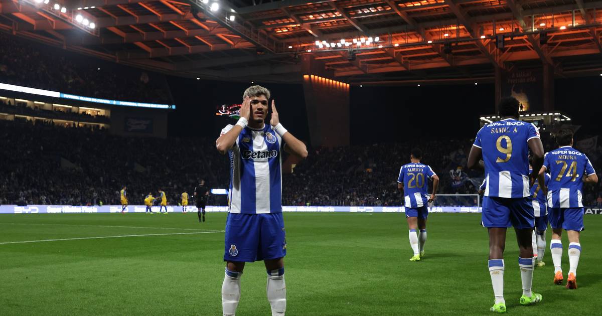 Uma oferta do Estoril iluminou o difícil caminho do FC Porto rumo à vitória