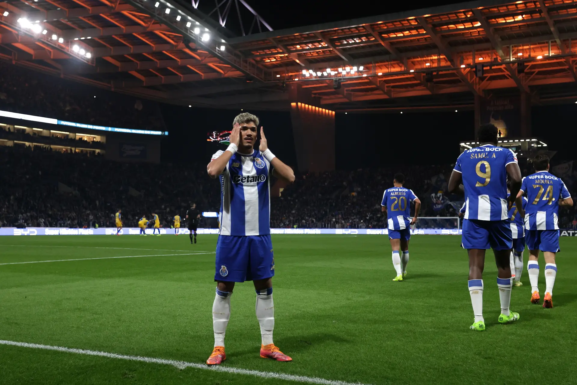 Uma oferta do Estoril iluminou o difícil caminho do FC Porto rumo à vitória