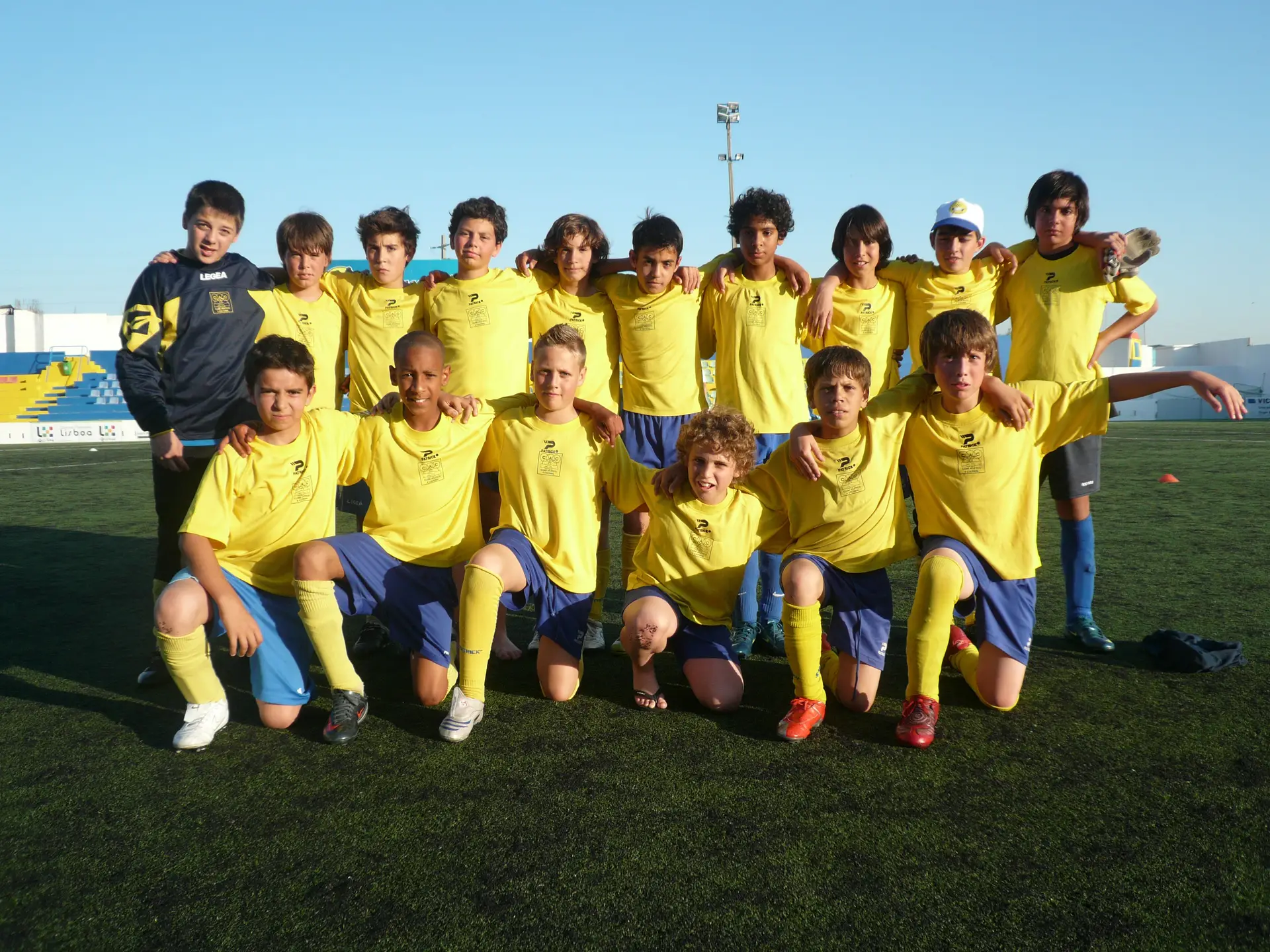 David (4º atrás a partir da direita) com a sua equipa de sub13 do CAC 