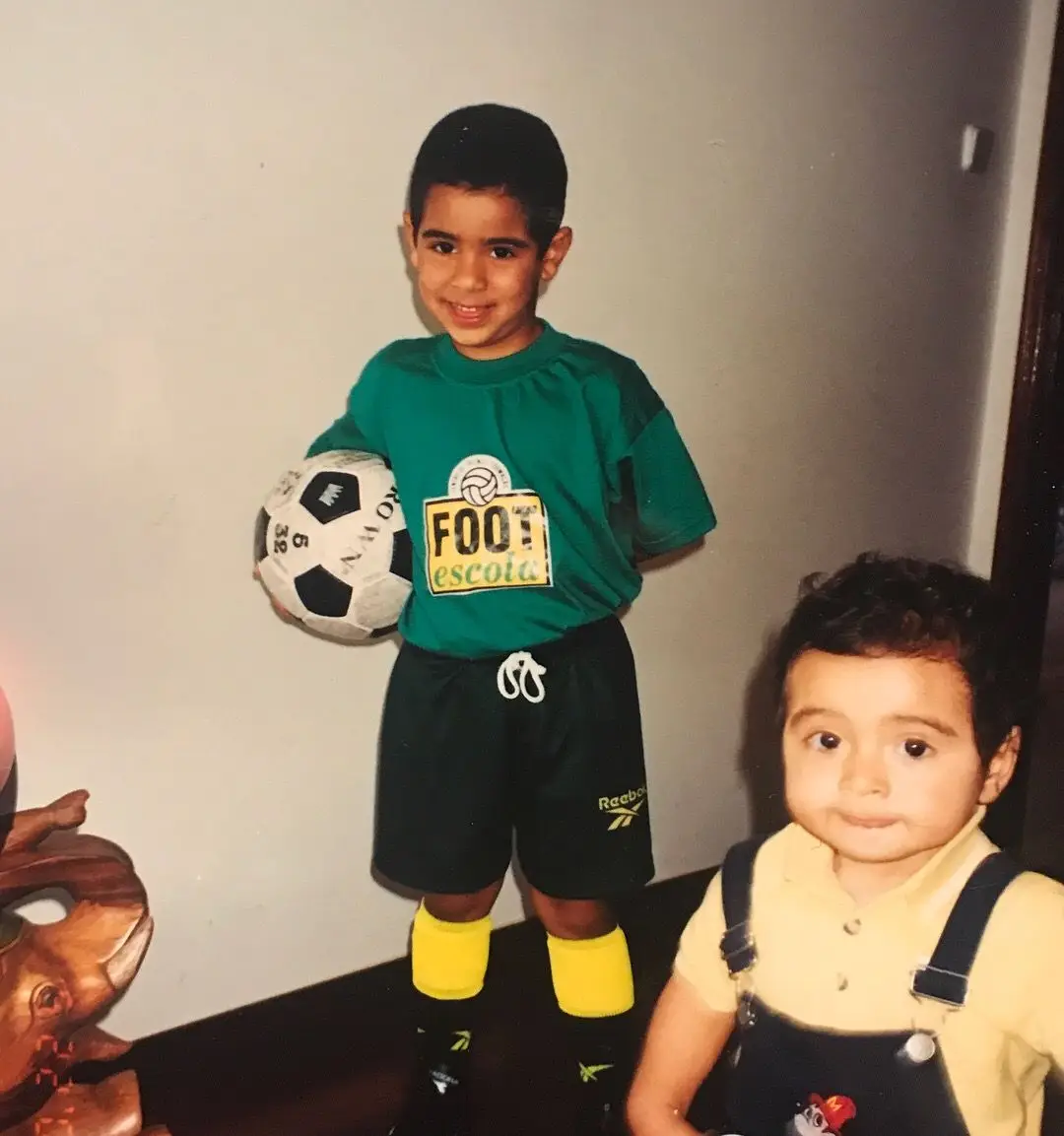 David Sualehe com uma bola junto do irmão Nuno